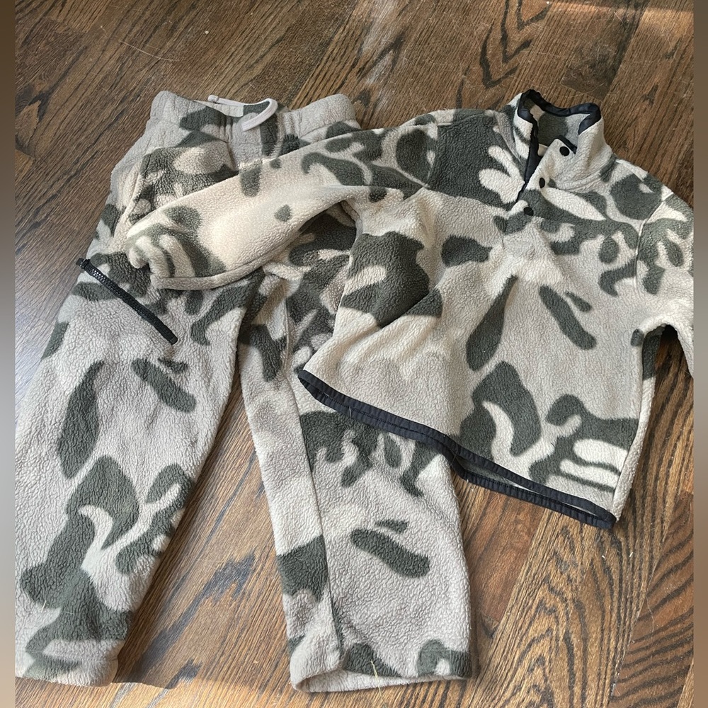 Essentials Fear of God fleece camo print set size 2/3 XS for a 5/6